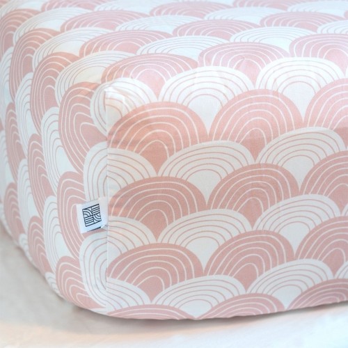 Памучен чаршаф с ластик за детско креватче - дъга, бледо розово