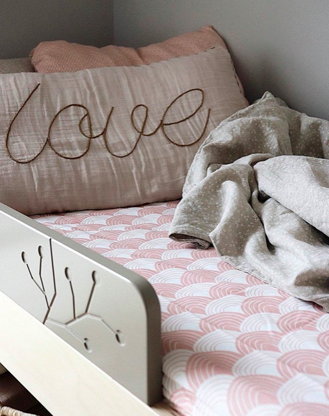 Памучен чаршаф с ластик за детско креватче - дъга, бледо розово