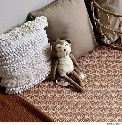 Памучен чаршаф с ластик за детско креватче - морски черупки, канела