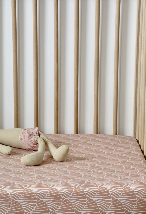 Swedish Linens Fitted Sheet Crib Seashells 60 x 120 cm - Terracotta Pink