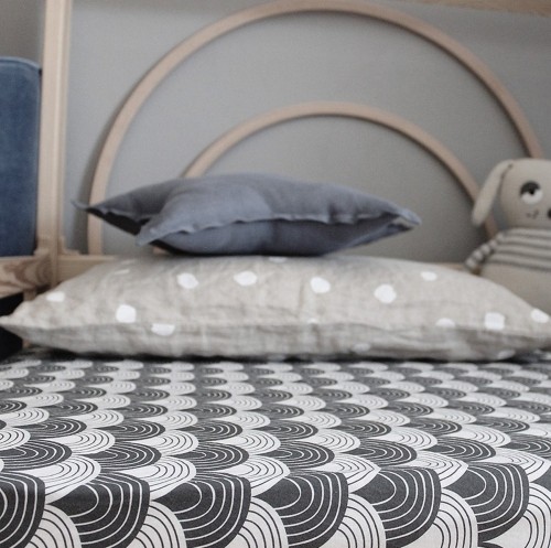 Памучен чаршаф с ластик за детско креватче- дега, тъмно сиво