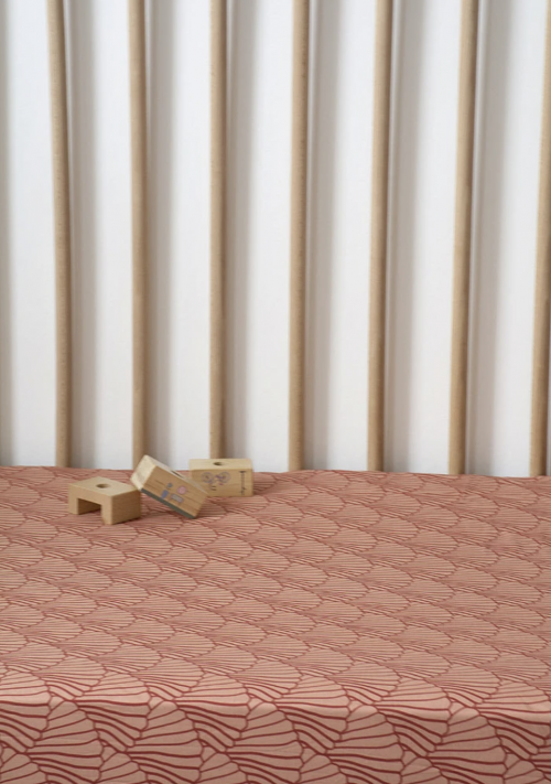 Памучен чаршаф за детско креватче - морски черупки, теракота+бордо