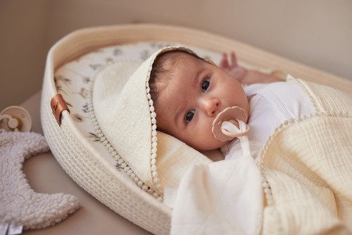 Бебешка плетена кошница за смяна на пелени - натурален